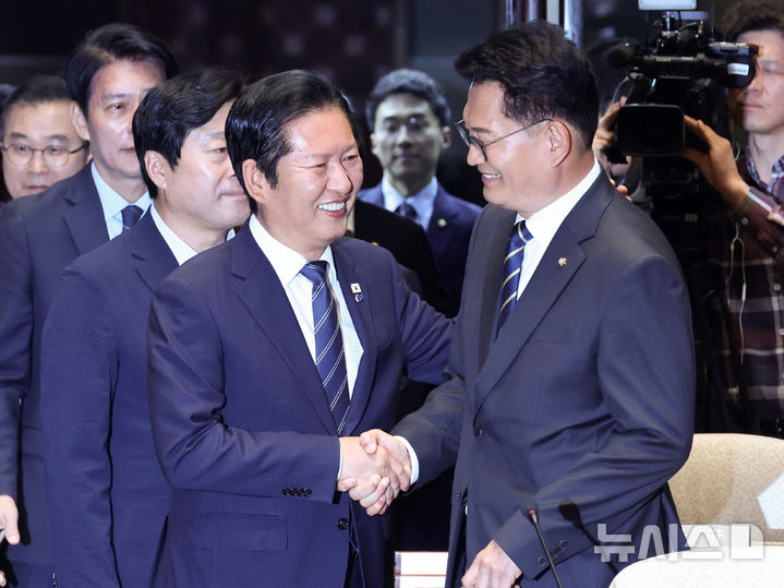 [서울=뉴시스] 최진석 기자 = 더불어민주당 정청래 대표가 11일 여의도 국회에서 열린 의원총회에 입장하며 송영길 의원과 악수하고 있다. 2026.06.11. myjs@newsis.com