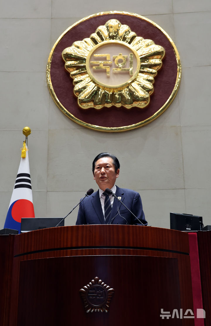 [서울=뉴시스] 최진석 기자 = 정청래 더불어민주당 대표가 11일 여의도 국회에서 열린 의원총회에서 발언하고 있다. 2026.06.11. myjs@newsis.com