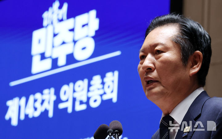 [서울=뉴시스] 최진석 기자 = 정청래 더불어민주당 대표가 11일 여의도 국회에서 열린 의원총회에서 발언하고 있다. 2026.06.11. myjs@newsis.com