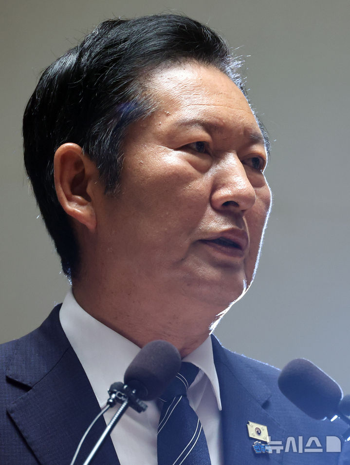 [서울=뉴시스] 최진석 기자 = 정청래 더불어민주당 대표가 11일 여의도 국회에서 열린 의원총회에서 발언하고 있다. 2026.06.11. myjs@newsis.com