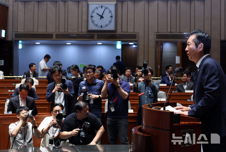 [서울=뉴시스] 최진석 기자 = 정청래 더불어민주당 대표가 11일 여의도 국회에서 열린 의원총회에서 발언하고 있다. 2026.06.11. myjs@newsis.com