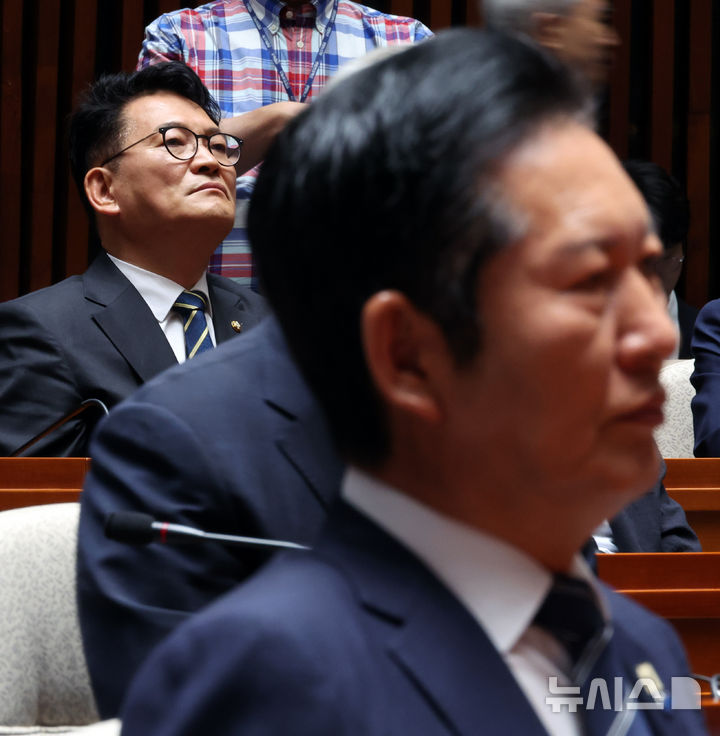 [서울=뉴시스] 최진석 기자 = 더불어민주당 송영길 의원이 11일 여의도 국회에서 열린 의원총회에 참석하고 있다. 오른쪽은 정청래 대표. 2026.06.11. myjs@newsis.com