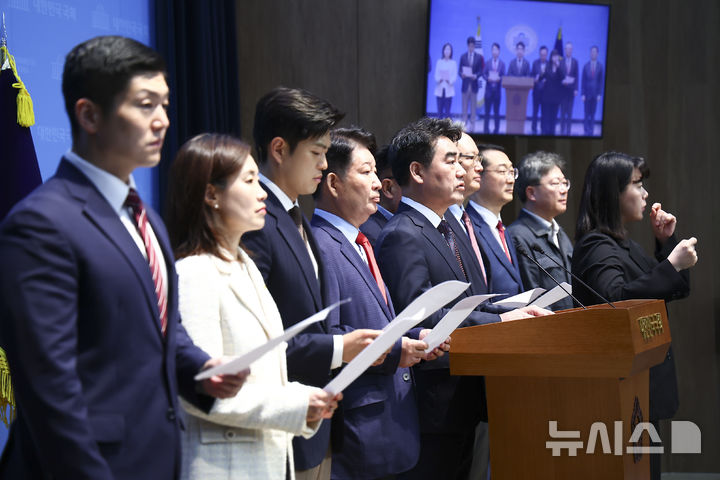 [서울=뉴시스] 김근수 기자 = 국민의힘 개혁성향 모임 ‘대안과 미래’ 소속 이성권 의원과 의원들이 11일 오전 서울 여의도 국회 소통관에서 중앙선거관리위원회 투표지 부족 사태 관련 입장문 발표를 하고 있다. 2026.06.11. ks@newsis.com