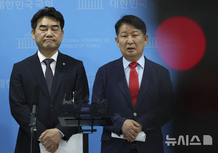 [서울=뉴시스] 김근수 기자 = 국민의힘 개혁성향 모임 ‘대안과 미래’ 소속 이성권(왼쪽) 의원이 11일 오전 서울 여의도 국회 소통관에서 중앙선거관리위원회 투표지 부족 사태 관련 입장문 발표를 마치고 백브리핑을 하는 도중 눈을 감고 있다. 2026.06.11. ks@newsis.com