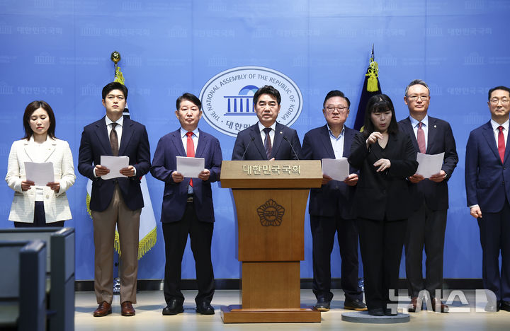 [서울=뉴시스] 김근수 기자 = 국민의힘 개혁성향 모임 ‘대안과 미래’ 소속 이성권(가운데) 의원과 의원들이 11일 오전 서울 여의도 국회 소통관에서 중앙선거관리위원회 투표지 부족 사태 관련 입장문 발표를 하고 있다. 2026.06.11. ks@newsis.com