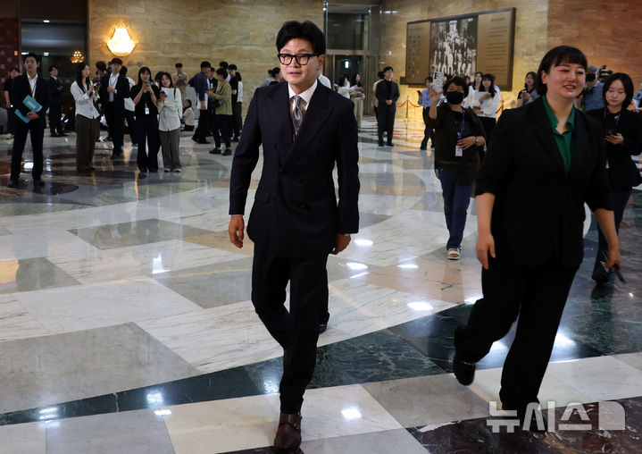 [서울=뉴시스] 최진석 기자 = 무소속 한동훈 의원이 11일 여의도 국회에서 열린 본회의에 참석하고 있다. 2026.06.11. myjs@newsis.com