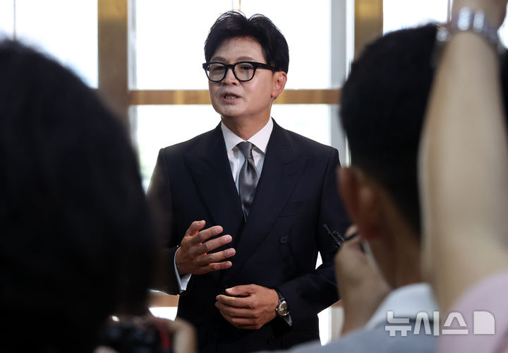 [서울=뉴시스] 최진석 기자 = 무소속 한동훈 의원이 11일 여의도 국회에서 열린 본회의에 참석하며 발언하고 있다. 2026.06.11. myjs@newsis.com