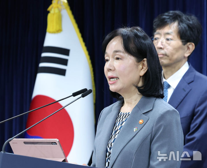 [서울=뉴시스] 조수정 기자 = 송경희 개인정보보호위원회 위원장이 11일 오전 서울 종로구 정부서울청사에서 쿠팡 개인정보 유출 및 침해 제재처분 의결을 발표하고 있다. 개인정보보호위원회는 쿠팡의 안전조치 의무 위반 및 법적 근거 없는 개인정보 수집등에 대해 과징금 6246억 8100만원과 과태료 1680만원 부과와 함께 시정명령, 공표 및 공표명령 등을 위원회 전체회의에서 의결했다. 2026.06.11. chocrystal@newsis.com