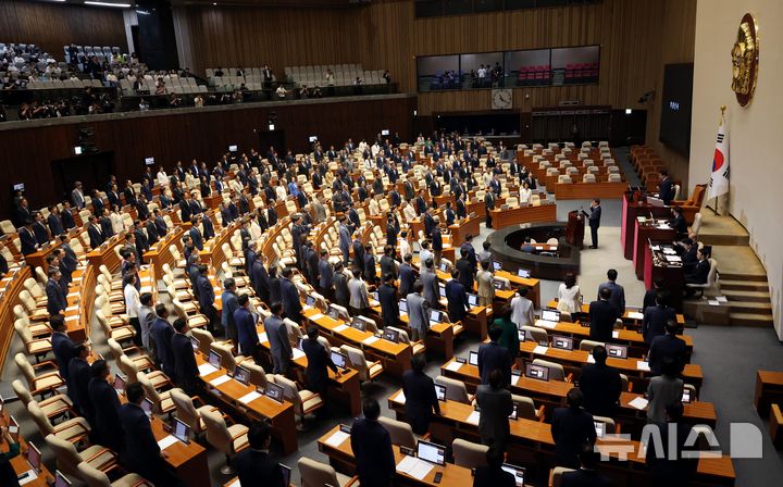 [서울=뉴시스] 조성봉 기자 = 김성범 더불어민주당 의원이 11일 오전 서울 여의도 국회에서 열린 제436회국회(임시회) 제2차 본회의에서 선서를 하고 있다. 2026.06.11. suncho21@newsis.com