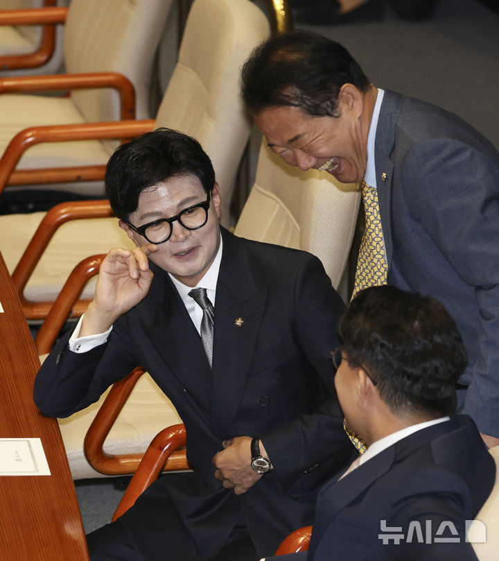 [서울=뉴시스] 김근수 기자 = 한동훈 무소속 의원이 11일 오전 서울 여의도 국회에서 열린 제436회국회(임시회) 제2차 본회의에 참석해 윤상현 국민의힘 의원과 이야기를 나누고 있다. 2026.06.11. ks@newsis.com