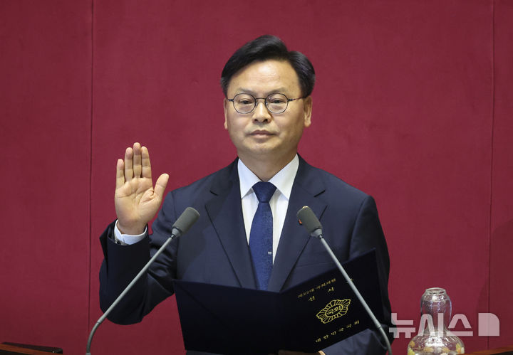[서울=뉴시스] 김근수 기자 = 김성범 더불어민주당 의원이 11일 오전 서울 여의도 국회에서 열린 제436회 국회(임시회) 제2차 본회의에 앞서 의원선서를 하고 있다. 제주 서귀포를 지역구로 둔 김성범 민주당 의원은 지난 5일 열린 본회의 당시 부친상으로 의원선서를 하지 못해 이날 선서를 했다. 2026.06.11. ks@newsis.com