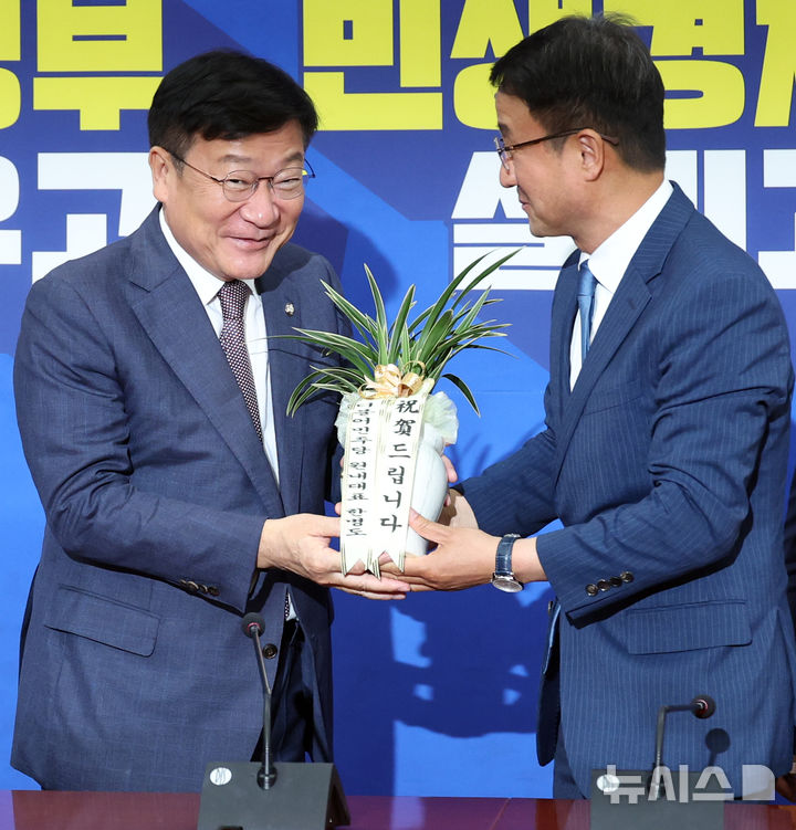 [서울=뉴시스] 최진석 기자 = 한병도 더불어민주당 원내대표가 11일 여의도 국회에서 정점식(왼쪽) 국민의힘 신임 원내대표에게 축하난을 전달 하고 있다. 2026.06.11. myjs@newsis.com