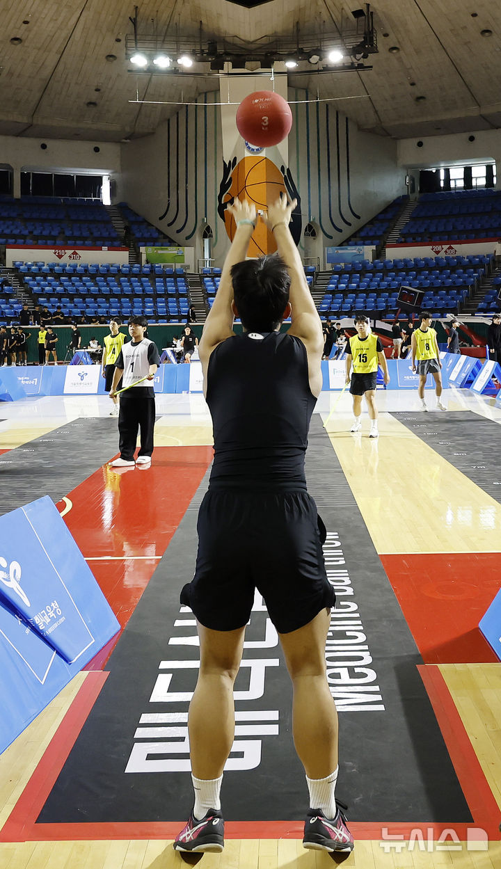 [서울=뉴시스] 김혜진 기자 = 11일 서울 송파구 잠실학생체육관에서 열린 2026학년도 서울 미래체육인재 한마당에서 참여 학생들이 종목별 모의 실기고사를 치르고 있다.  2026.06.11. jini@newsis.com