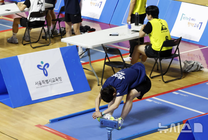 [서울=뉴시스] 김혜진 기자 = 11일 서울 송파구 잠실학생체육관에서 열린 2026학년도 서울 미래체육인재 한마당에서 참여 학생들이 종목별 모의 실기고사를 치르고 있다.  2026.06.11. jini@newsis.com