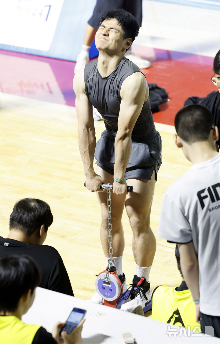 [서울=뉴시스] 김혜진 기자 = 11일 서울 송파구 잠실학생체육관에서 열린 2026학년도 서울 미래체육인재 한마당에서 참여 학생들이 종목별 모의 실기고사를 치르고 있다.  2026.06.11. jini@newsis.com