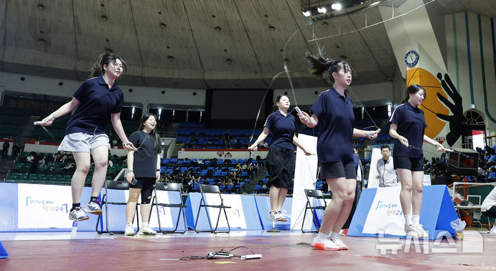 [서울=뉴시스] 김혜진 기자 = 11일 서울 송파구 잠실학생체육관에서 열린 2026학년도 서울 미래체육인재 한마당에서 참여 학생들이 종목별 모의 실기고사를 치르고 있다.  2026.06.11. jini@newsis.com