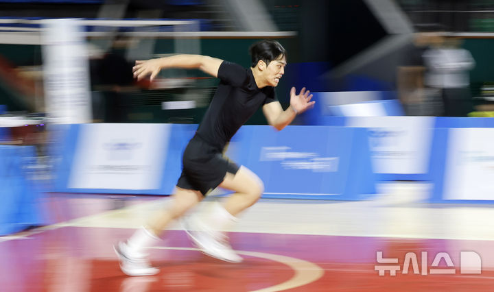 [서울=뉴시스] 김혜진 기자 = 11일 서울 송파구 잠실학생체육관에서 열린 2026학년도 서울 미래체육인재 한마당에서 참여 학생들이 종목별 모의 실기고사를 치르고 있다.  2026.06.11. jini@newsis.com
