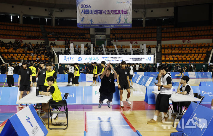 [서울=뉴시스] 김혜진 기자 = 11일 서울 송파구 잠실학생체육관에서 열린 2026학년도 서울 미래체육인재 한마당에서 참여 학생들이 종목별 모의 실기고사를 치르고 있다.  2026.06.11. jini@newsis.com