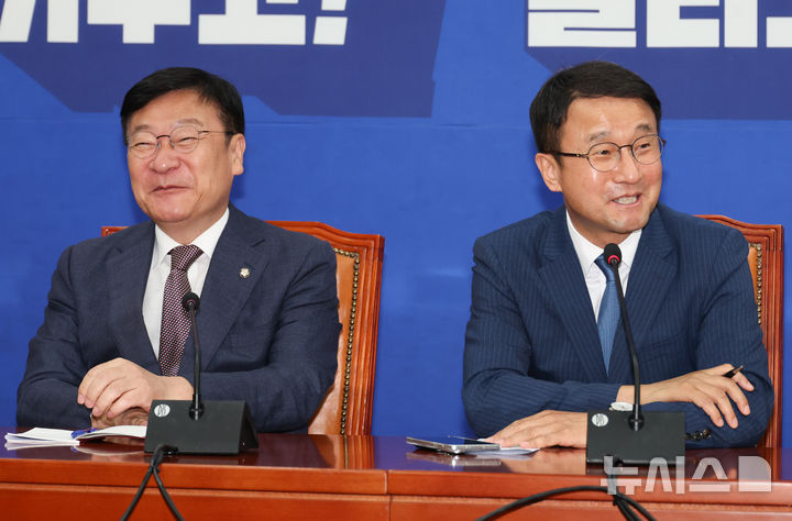 [서울=뉴시스] 최진석 기자 = 한병도(오른쪽) 더불어민주당 원내대표가 11일 여의도 국회에서 정점식 국민의힘 신임 원내대표와 접견하며 발언하고 있다. 2026.06.11. myjs@newsis.com