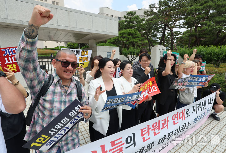 [서울=뉴시스] 권창회 기자 = 임보란 대한문신사중앙회 회장을 비롯한 사건 당사자 등 관계자들이 11일 서울 서초구 대법원 앞에서 대법원의 문신 사건 무죄 확정 관련 기자회견에서 무죄 확정을 받은 뒤 기뻐하고 있다. 2026.06.11. kch0523@newsis.com