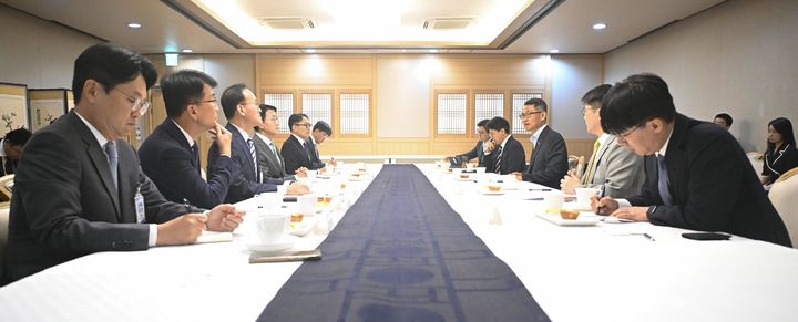 [서울=뉴시스] 허장 재정경제부 차관이 11일 서울 종로구 정부서울청사에서 '외환시장 관련 수출기업 간담회'를 주재하고 있다. (사진=재정경제부 제공) 2026.06.11. photo@newsis.com *재판매 및 DB 금지