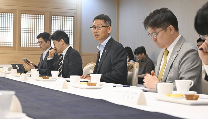 [서울=뉴시스] 허장 재정경제부 차관이 11일 서울 종로구 정부서울청사에서 '외환시장 관련 수출기업 간담회'를 주재하고 있다. (사진=재정경제부 제공) 2026.06.11. photo@newsis.com *재판매 및 DB 금지