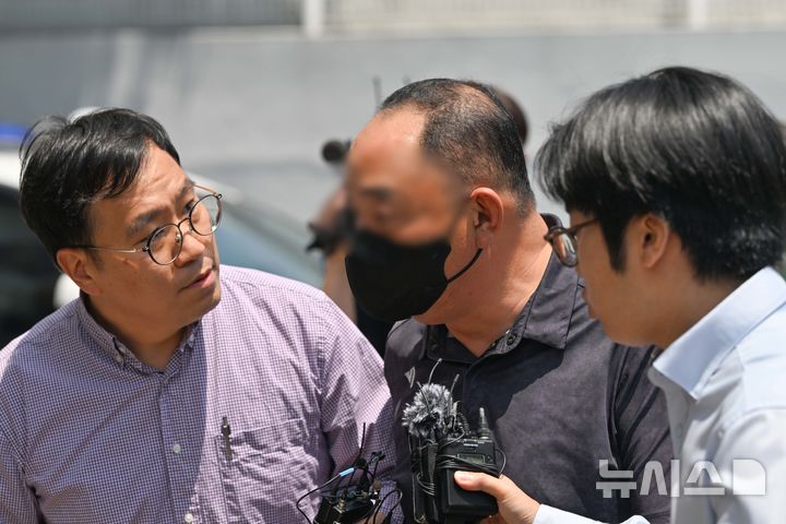 [광주=뉴시스] 이영주 기자 = 11일 오전 광주 동구 광주지방법원에서 광주대표도서관 붕괴 사고 핵심 관계자들이 구속 전 피의자 심문(영장실질심사)을 받기 위해 이동하고 있다. 2026.06.11. leeyj2578@newsis.com
