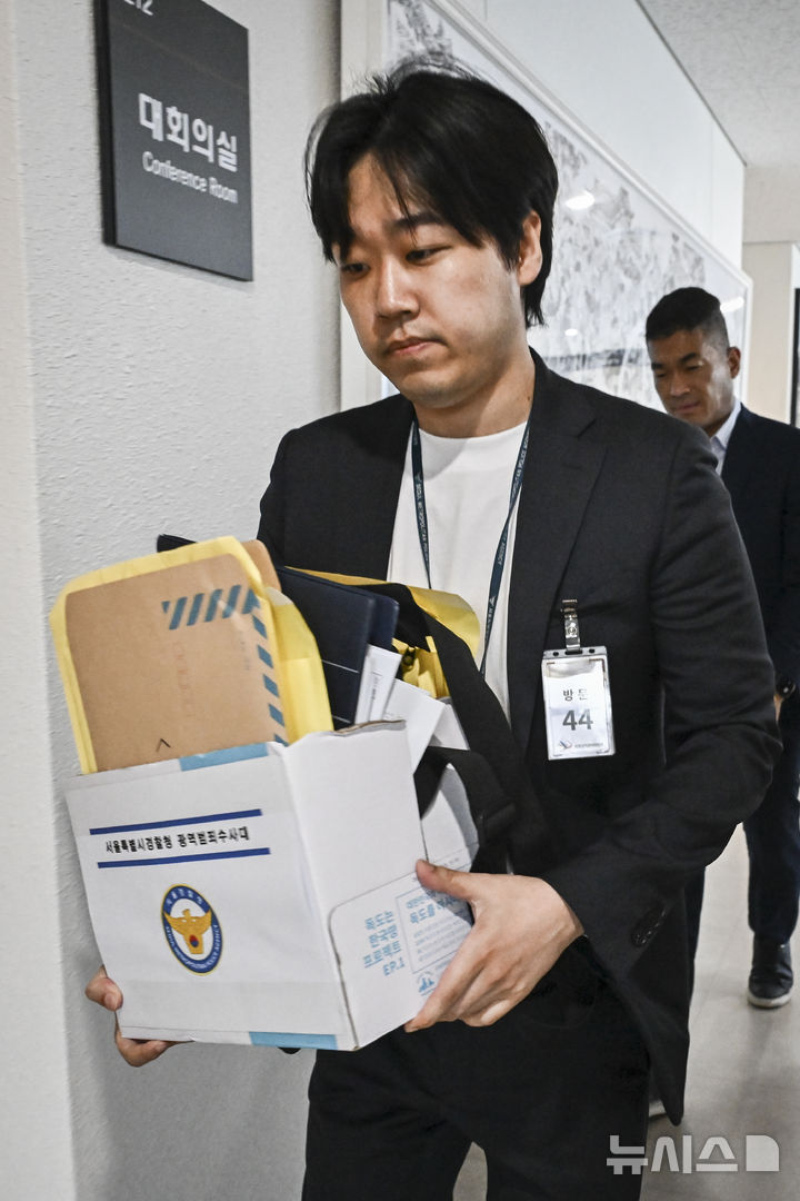 [과천=뉴시스] 홍효식 기자 = 6·3 지방선거 투표용지 부족 사태 사건을 수사 중인 서울경찰청 광역범죄수사대 관계자들이 11일 경기도 과천시 중앙선거관리위원회에서 압수수색을 하기 위해 선거국장실로 향하고 있다. (공동취재) 2026.06.11. photo@newsis.com