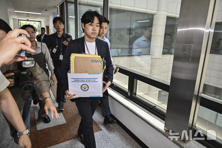 [과천=뉴시스] 홍효식 기자 = 6·3 지방선거 투표용지 부족 사태 사건을 수사 중인 서울경찰청 광역범죄수사대 관계자들이 11일 경기도 과천시 중앙선거관리위원회에서 압수수색을 하기 위해 선거국장실로 향하고 있다. (공동취재) 2026.06.11. photo@newsis.com