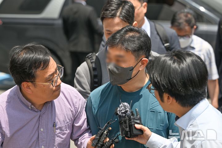 [광주=뉴시스] 이영주 기자 = 11일 오전 광주 동구 광주지방법원에서 광주대표도서관 붕괴 사고 관련 핵심 관계자인 현장소장 A씨가 구속 전 피의자 심문(영장실질심사) 직전 취재진 질문을 받고 있다. 2026.06.11. leeyj2578@newsis.com