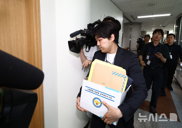 [과천=뉴시스] 홍효식 기자 = 6·3 지방선거 투표용지 부족 사태 사건을 수사 중인 서울경찰청 광역범죄수사대 관계자들이 11일 경기도 과천시 중앙선거관리위원회에서 압수수색을 하기 위해 선거국장실로 향하고 있다. (공동취재) 2026.06.11. photo@newsis.com