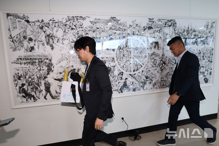 [과천=뉴시스] 홍효식 기자 = 6·3 지방선거 투표용지 부족 사태 사건을 수사 중인 서울경찰청 광역범죄수사대 관계자들이 11일 경기도 과천시 중앙선거관리위원회에서 압수수색을 하기 위해 선거국장실로 향하고 있다. (공동취재) 2026.06.11. photo@newsis.com
