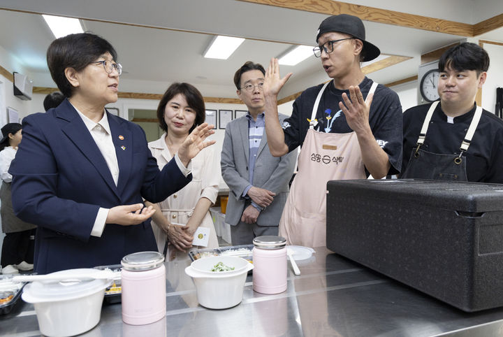 [서울=뉴시스] 정은경 보건복지부 장관이 11일 서울 영등포지역자활센터에서 청년자립도전 자활사업단 개선방안 추진 상황을 점검하고 있다. (사진=보건복지부 제공) 2026.06.11. photo@newsis.com *재판매 및 DB 금지
