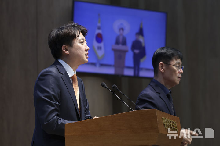 [서울=뉴시스] 김근수 기자 = 이준석 개혁신당 대표가 11일 오후 서울 여의도 국회 소통관에서 투표용지 부족 사태 및 특검법 관련 기자회견을 하고 있다. 2026.06.11. ks@newsis.com