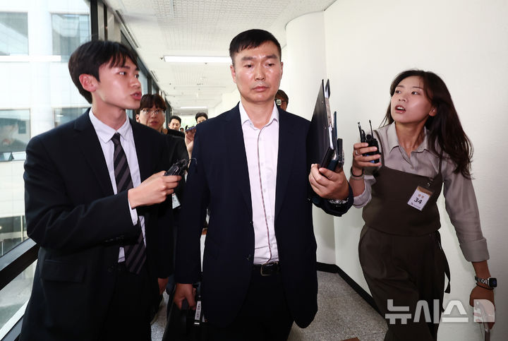 [과천=뉴시스] 홍효식 기자 = 6·3 지방선거 투표용지 부족 사태 사건을 수사 중인 서울경찰청 광역범죄수사대 관계자들이 11일 경기도 과천시 중앙선거관리위원회에서 압수수색을 하기 위해 디지털 포렌식 장비를 들고 이동하고 있다. (공동취재) 2026.06.11. photo@newsis.com