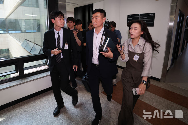 [과천=뉴시스] 홍효식 기자 = 6·3 지방선거 투표용지 부족 사태 사건을 수사 중인 서울경찰청 광역범죄수사대 관계자들이 11일 경기도 과천시 중앙선거관리위원회에서 압수수색을 하기 위해 디지털 포렌식 장비를 들고 이동하고 있다. (공동취재) 2026.06.11. photo@newsis.com