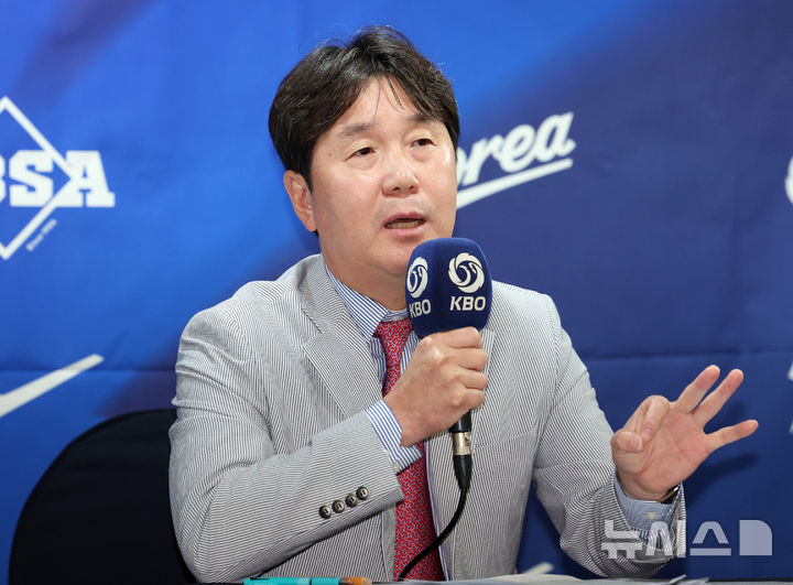 [서울=뉴시스] 이영환 기자 = 류지현 야구 국가대표팀 감독이 11일 오후 서울 중구 한국프레스센터에서 열린 2026 아이치-나고야 아시안게임 대표팀 최종 명단 발표 기자회견에서 취재진의 질문에 답하고 있다. 2026.06.11. 20hwan@newsis.com