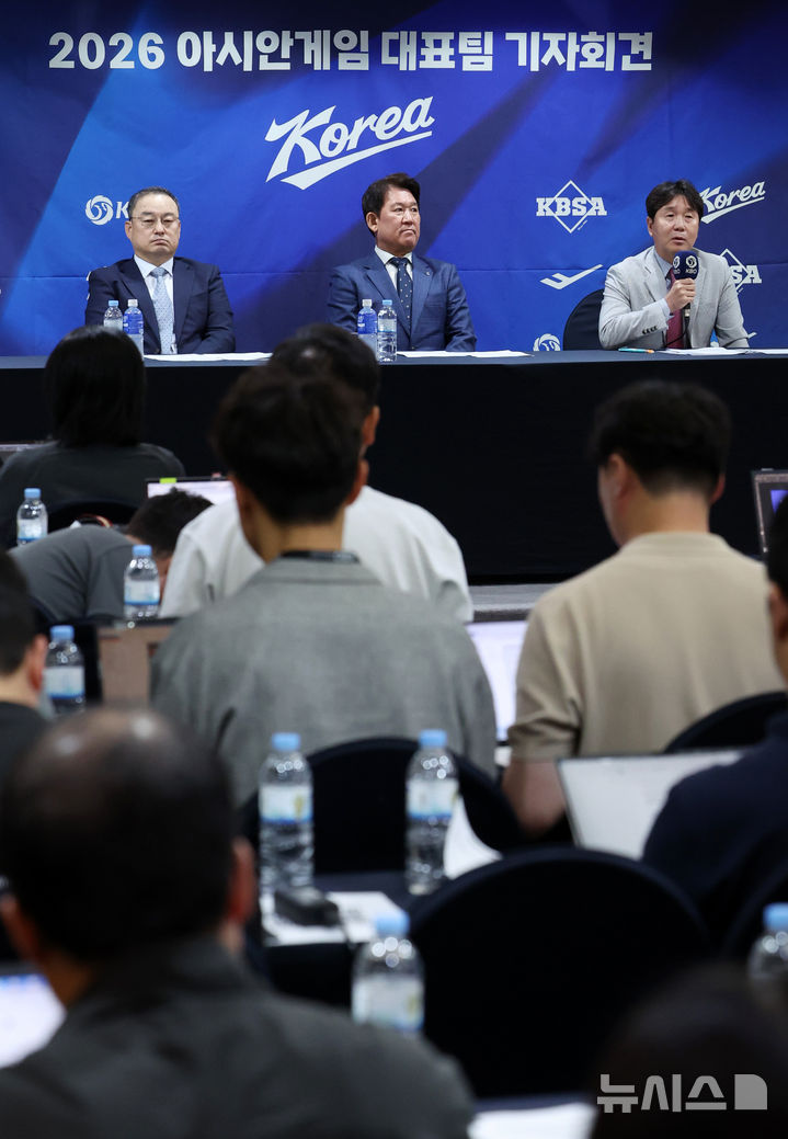 [서울=뉴시스] 이영환 기자 = 류지현 야구 국가대표팀 감독이 11일 오후 서울 중구 한국프레스센터에서 열린 2026 아이치-나고야 아시안게임 대표팀 최종 명단 발표 기자회견에서 취재진의 질문에 답하고 있다. 왼쪽부터 차명주 대한야구소프트볼협회(KBSA) 경기력 향상 위원장, 조계현 KBO 전력강화위원장, 류 감독. 2026.06.11. 20hwan@newsis.com