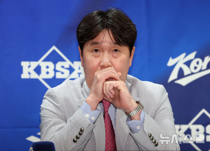 [서울=뉴시스] 이영환 기자 = 류지현 야구 국가대표팀 감독이 11일 오후 서울 중구 한국프레스센터에서 열린 2026 아이치-나고야 아시안게임 대표팀 최종 명단 발표 기자회견에서 잠시 생각에 잠겨 있다. 2026.06.11. 20hwan@newsis.com
