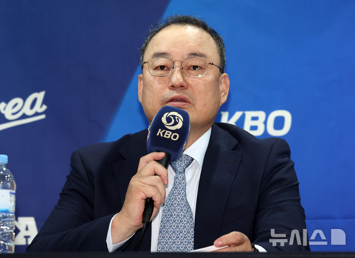 [서울=뉴시스] 이영환 기자 = 차명주 대한야구소프트볼협회(KBSA) 경기력 향상 위원장이 11일 오후 서울 중구 한국프레스센터에서 열린 2026 아이치-나고야 아시안게임 대표팀 최종 명단 발표 기자회견에서 발언을 하고 있다. 2026.06.11. 20hwan@newsis.com
