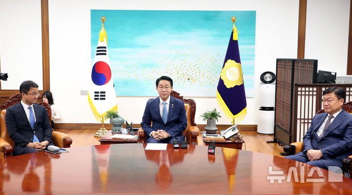 [서울=뉴시스] 조성봉 기자= 조정식 국회의장이 11일 오후 서울 여의도 국회의장 집무실에서 열린 여야 원내대표 회동에서 발언을 하고 있다. 왼쪽부터 한병도 더불어민주당 원내대표, 조 국회의장, 정점식 국민의힘 원내대표.2026.06.11. suncho21@newsis.com