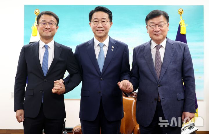 [서울=뉴시스] 조성봉 기자= 조정식 국회의장이 지난 11일 오후 서울 여의도 국회의장 집무실에서 여야 원내대표와 회동 전 기념촬영을 하고 있다. 왼쪽부터 한병도 더불어민주당 원내대표, 조 국회의장, 정점식 국민의힘 원내대표. 2026.06.11. suncho21@newsis.com