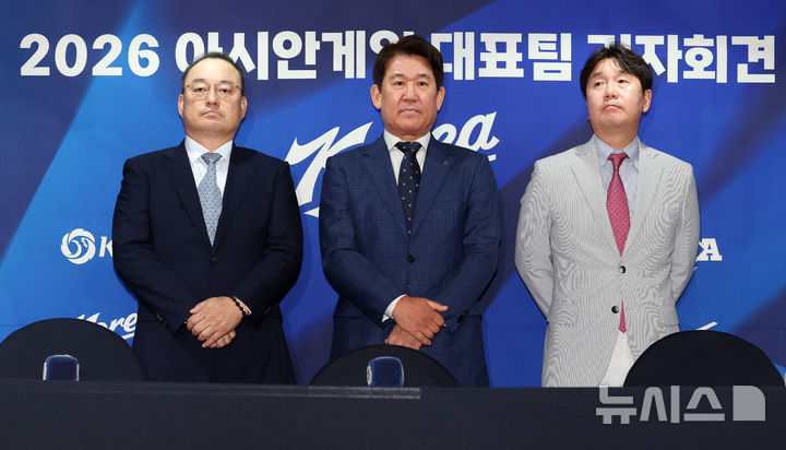 [서울=뉴시스] 이영환 기자 = 차명주(왼쪽부터) 대한야구소프트볼협회(KBSA) 경기력 향상 위원장, 조계현 KBO 전력강화위원장, 류지현 야구 국가대표팀 감독이 11일 오후 서울 중구 한국프레스센터에서 열린 2026 아이치-나고야 아시안게임 대표팀 최종 명단 발표 기자회견에서 기념촬영을 하고 있다. 2026.06.11. 20hwan@newsis.com