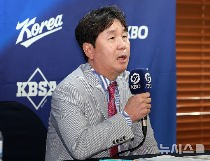 [서울=뉴시스] 이영환 기자 = 류지현 야구 국가대표팀 감독이 11일 오후 서울 중구 한국프레스센터에서 열린 2026 아이치-나고야 아시안게임 대표팀 최종 명단 발표 기자회견에서 취재진의 질문에 답하고 있다. 2026.06.11. 20hwan@newsis.com
