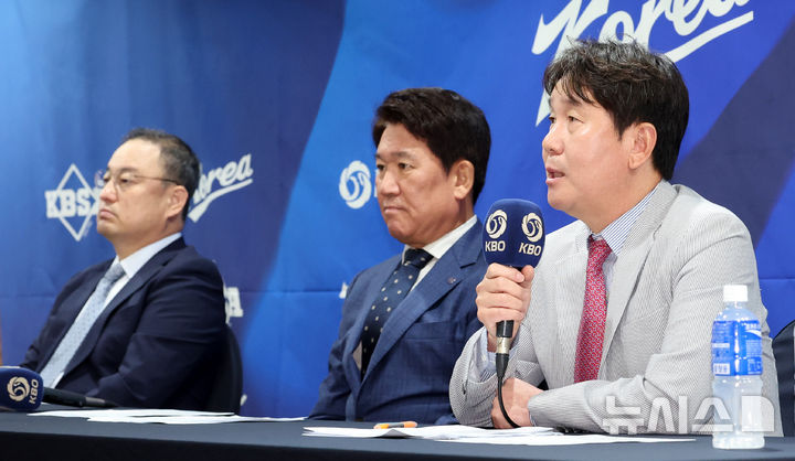 [서울=뉴시스] 이영환 기자 = 류지현 야구 국가대표팀 감독이 11일 오후 서울 중구 한국프레스센터에서 열린 2026 아이치-나고야 아시안게임 대표팀 최종 명단 발표 기자회견에서 취재진의 질문에 답하고 있다. 2026.06.11. 20hwan@newsis.com