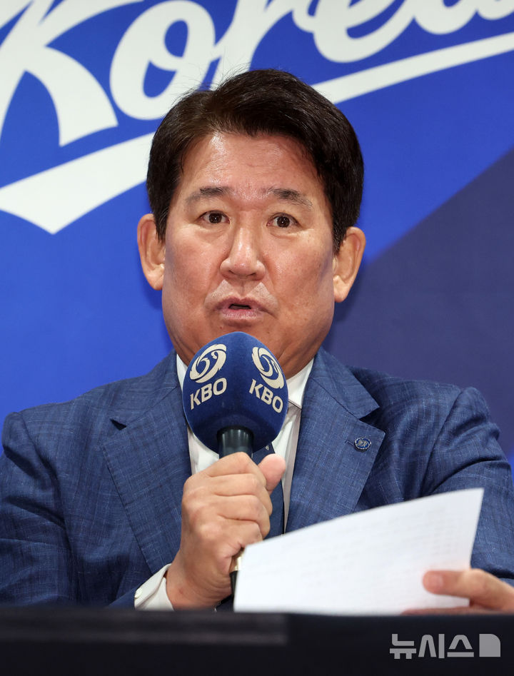[서울=뉴시스] 이영환 기자 = 조계현 KBO 전력강화위원장이 11일 오후 서울 중구 한국프레스센터에서 2026 아이치-나고야 아시안게임 대표팀 최종 명단 발표를 하고 있다. 2026.06.11. 20hwan@newsis.com