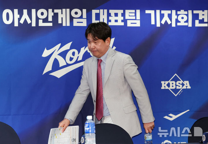 [서울=뉴시스] 이영환 기자 = 류지현 야구 국가대표팀 감독이 11일 오후 서울 중구 한국프레스센터에서 열린 2026 아이치-나고야 아시안게임 대표팀 최종 명단 발표 기자회견을 마친 후 이동 하고 있다. 2026.06.11. 20hwan@newsis.com