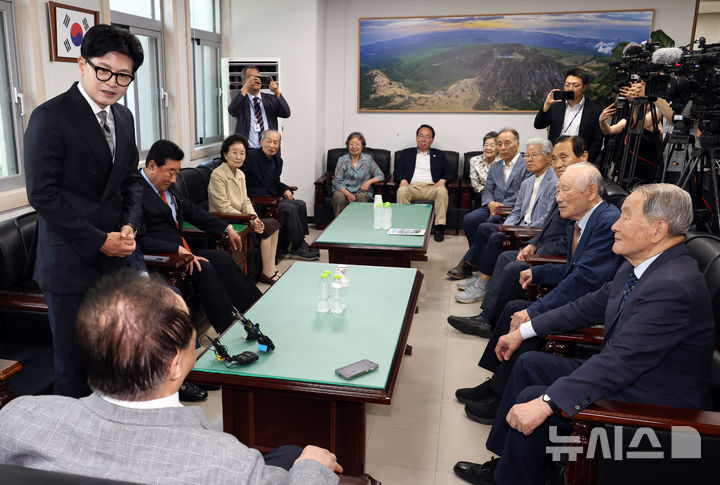 [서울=뉴시스] 최진석 기자 = 무소속 한동훈 의원이 11일 서울 여의도 대한민국헌정회에서 정대철 대한민국헌정회장을 비롯한 회원들을 예방해 발언하고 있다. 2026.06.11. myjs@newsis.com