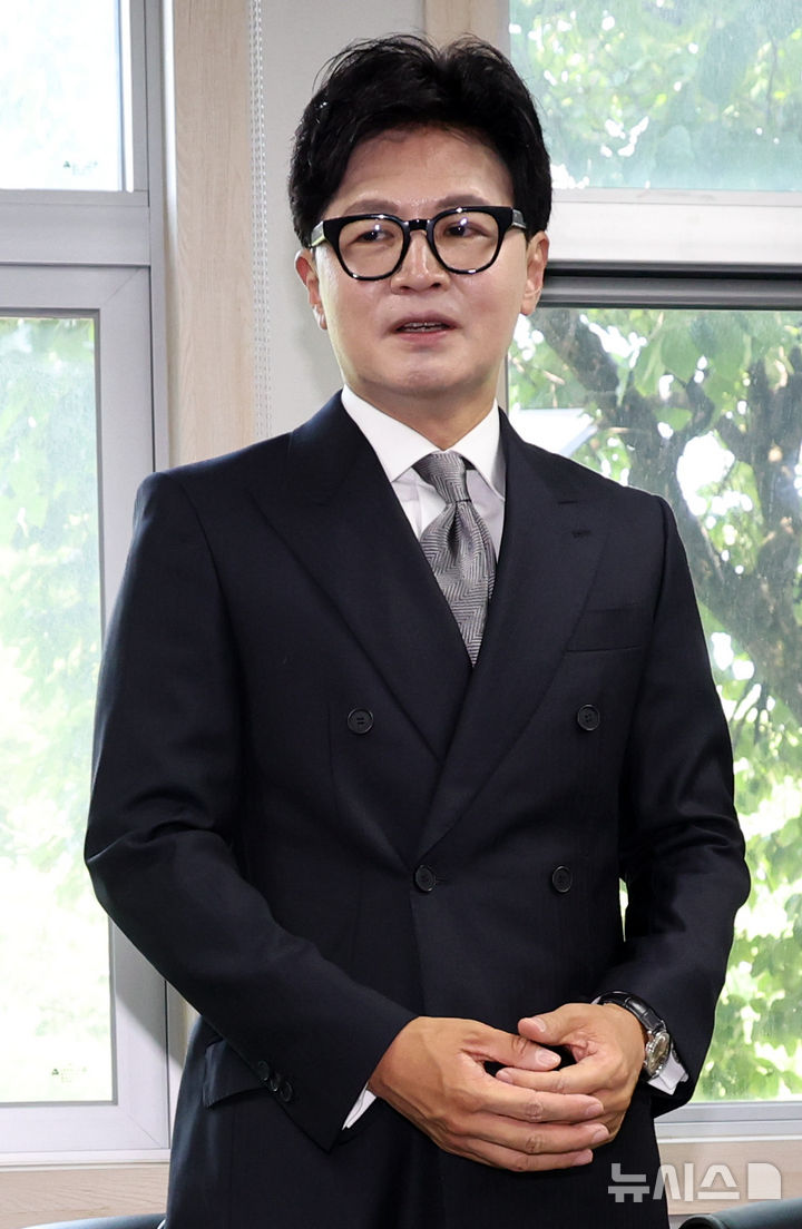 [서울=뉴시스] 최진석 기자 = 무소속 한동훈 의원이 11일 서울 여의도 대한민국헌정회에서 정대철 대한민국헌정회장을 비롯한 회원들을 예방해 발언하고 있다. 2026.06.11. myjs@newsis.com