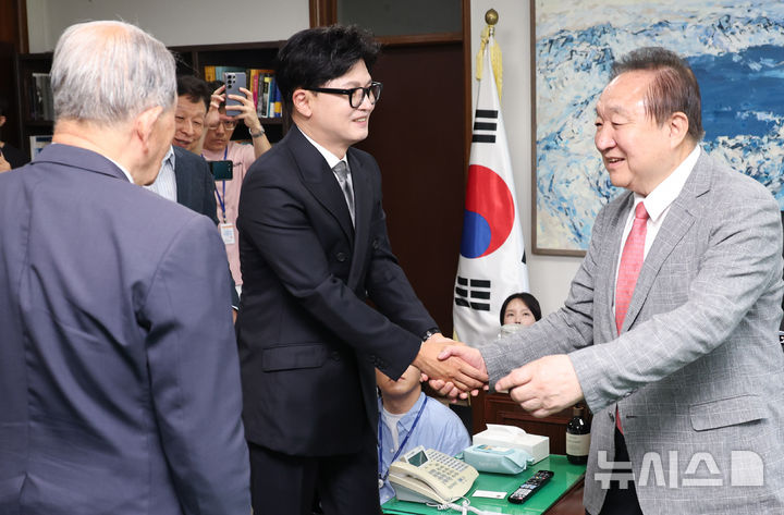 [서울=뉴시스] 최진석 기자 = 한동훈 무소속 의원이 11일 서울 여의도 대한민국헌정회에서 정대철 대한민국헌정회장을 비롯한 회원들을 예방하고 있다. 2026.06.11. myjs@newsis.com
